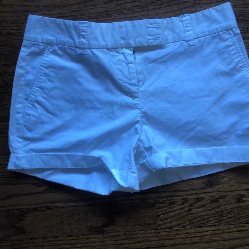 White Vineyard Vines everyday shorts 3.5”
